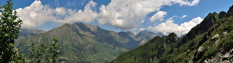 Panorama dall'alto del vallone verso la Valle del Monte Sasso e i suoi monti